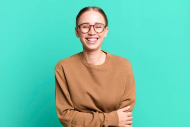 Utangaç ve neşeli bir şekilde gülüyorlar, arkadaşça ve olumlu ama güvensiz bir tavırla.