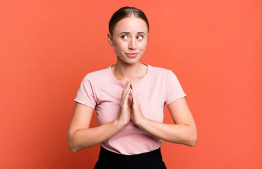 Kibirli, haylaz ve kibirli. Şeytani bir plan kurarken ya da bir numara düşünürken.