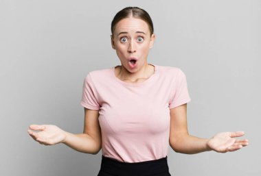 Açık sözlü ve şaşırmış, şok olmuş ve hayrete düşmüş.