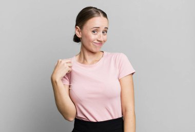 Kibirli, başarılı, pozitif ve gururlu görünüyor, kendini gösteriyor.