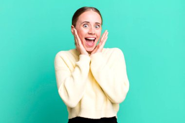 Mutlu, heyecanlı ve şaşırmış hissediyorum, iki elimle de yana bakıyorum.