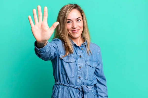 Blonde Adult Woman Smiling Looking Friendly Showing Number Five Fifth — Foto Stock