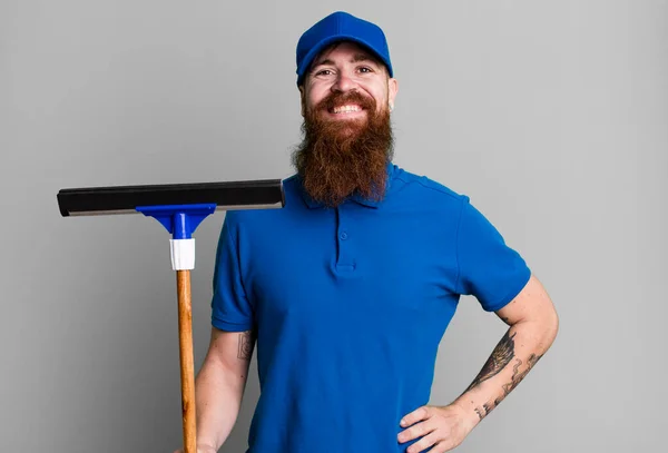 若い大人の赤い髪の髭のクールな男 窓洗浄機のコンセプト — ストック写真