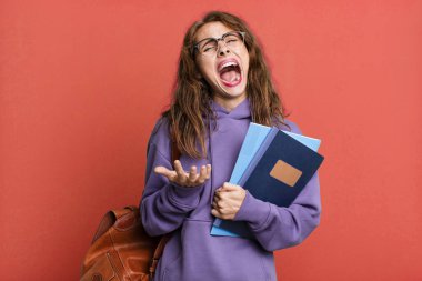 İspanyol güzel kadın umutsuz, hayal kırıklığına uğramış ve stresli görünüyor. Üniversite öğrencisi konsepti