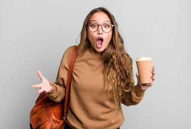 İspanyol güzel kadın inanılmaz bir sürprizle şaşkın, şaşkın ve şaşkın. kahve konseptini kaldır.