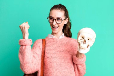 Genç ve güzel bir bayan üniversite öğrencisi.