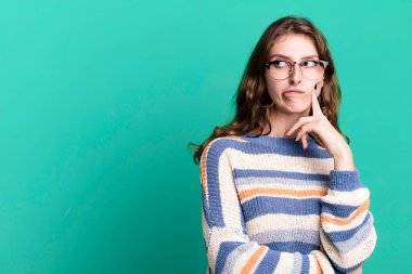 Kafkasyalı güzel sarışın kadın. Senin konseptini kopyalamak için bir yeri var.