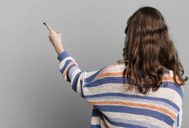 Kafkasyalı güzel sarışın kadın. Senin konseptini kopyalamak için bir yeri var.