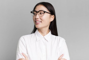 Genç, güzel, Asyalı, etkileyici bir kadın. Yanında fotokopi odası var.