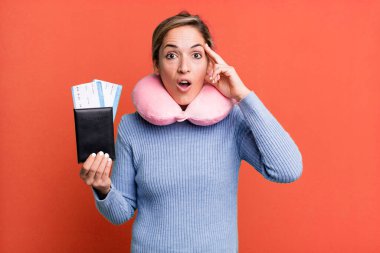 Güzel sarışın kadın şaşırmış görünüyor, yeni bir düşünce, fikir ya da konsept fark ediyor. uçuş yolcu kavramı