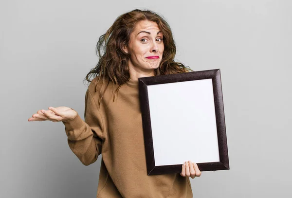 Hispanic Pretty Woman Feeling Puzzled Confused Doubting Empty Blank Frame — Stock Photo, Image