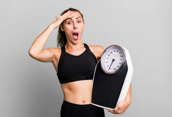 Hispânico Bonita Mulher Olhando Feliz Surpreso Surpreso Conceito Fitness Dieta — Fotografia de Stock