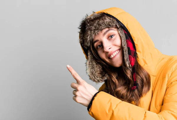 Νέα Όμορφη Γυναίκα Χειμωνιάτικα Ρούχα Έννοια Κρύου Και Χειμώνα — Φωτογραφία Αρχείου
