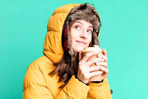 冬服を着た若い可愛い女性とホットコーヒー 寒さと冬のコンセプト — ストック写真