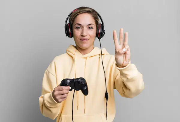 Pretty Blonde Woman Smiling Looking Friendly Showing Number Three Gamer — Foto Stock
