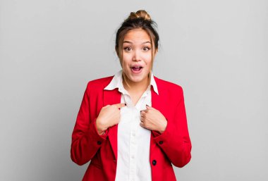 İspanyol güzel kadın kendini mutlu hissediyor ve heyecanla kendini işaret ediyor. iş kavramı