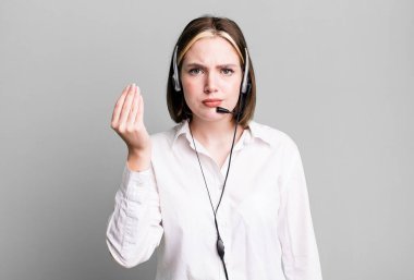 Genç ve güzel bir kadın kapiş ya da para hareketi yapıyor, sana ödemeni söylüyor. tele pazarlamacı kavramı