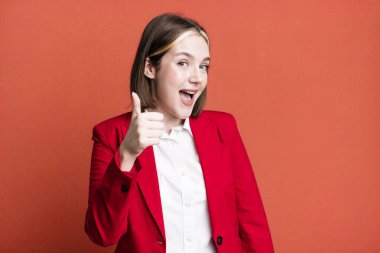 Genç ve güzel bir kadın gururlu, olumlu gülümsüyor. iş kavramı