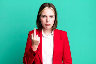 Genç ve güzel bir kadın kızgın, sinirli, asi ve agresif hissediyor. iş kavramı