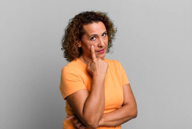 Orta yaşlı İspanyol kadın sana göz kulak oluyor, güvenmiyor, izliyor, tetikte ve tetikte.