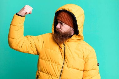 Uzun sakallı, kızıl saçlı, şapkalı ve ceketli havalı bir adam. Soğuk ve kış kavramı