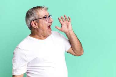 Orta yaşlı bir adam bağırıyor ve öfkeyle kenardaki boşluğu kopyalamasını söylüyor.