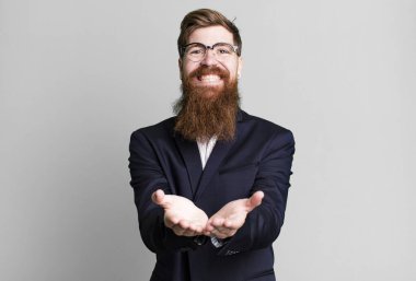 Uzun sakallı adam dostça gülümseyip bir konsept sunuyor. iş kavramı