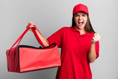 Genç ve güzel bir kadın sinirli bir ifadeyle agresif bir şekilde bağırıyor. Pizza teslimatı kavramı