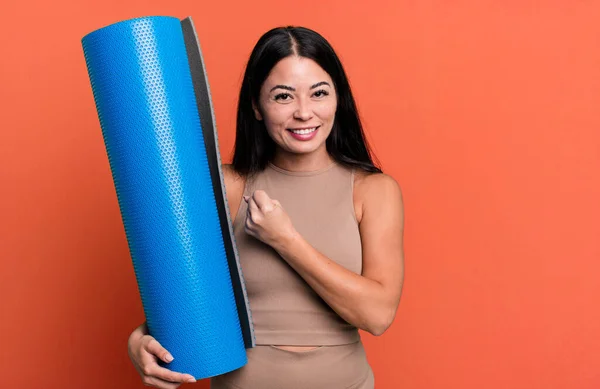 Hispanic Pretty Woman Feeling Happy Facing Challenge Celebrating Yoga Concept — ストック写真