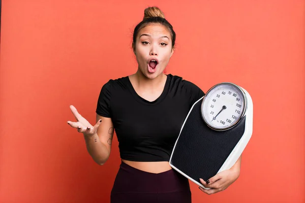 Hispanic Pretty Woman Amazed Shocked Astonished Unbelievable Surprise Fitness Diet — Fotografia de Stock