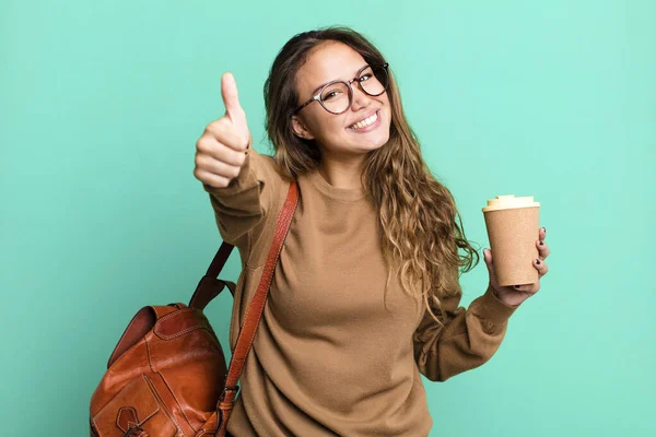 ヒスパニック系のかなりの女性は誇りに思って感じて 積極的に親指を上げて笑顔 コーヒーの概念を取り上げ — ストック写真