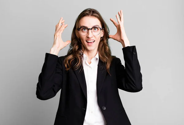 若い可愛い女が手を上げて叫んでる ビジネスコンセプト — ストック写真