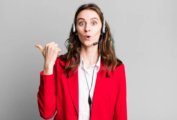 Young Pretty Woman Looking Astonished Disbelief Telemarketer Concept — Stock Photo, Image