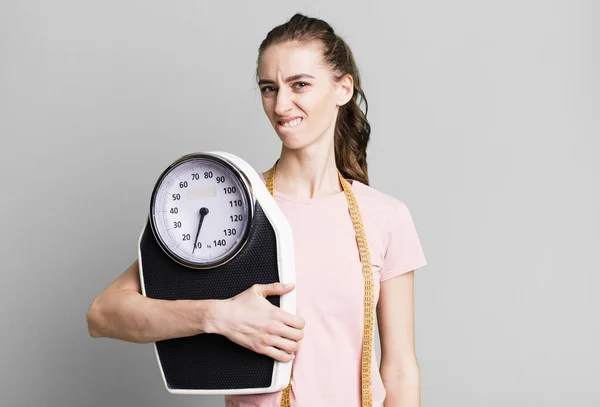 Jonge Mooie Vrouw Kijkt Verbaasd Verward Fitness Dieet Concept — Stockfoto