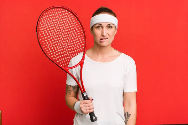 年轻漂亮的女人看上去困惑而困惑 网球概念 — 图库照片