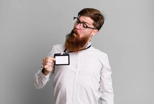 Молодой Взрослый Рыжий Бородатый Крутой Мужчина Vip Пропуском Аккредитационной Карты — стоковое фото
