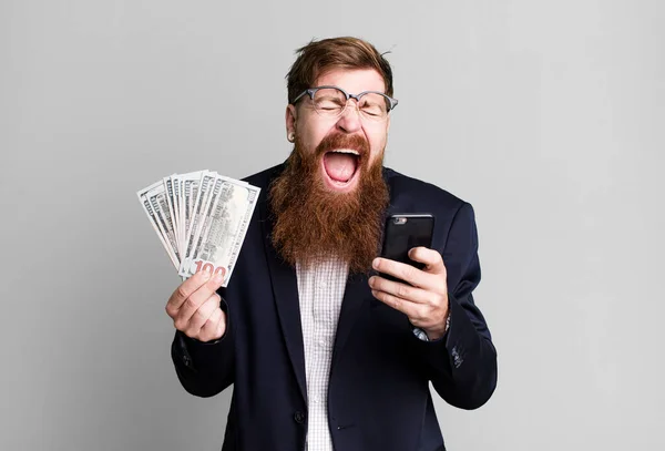 Молодой Взрослый Рыжий Бородатый Бизнесмен Счетами Телефоном — стоковое фото