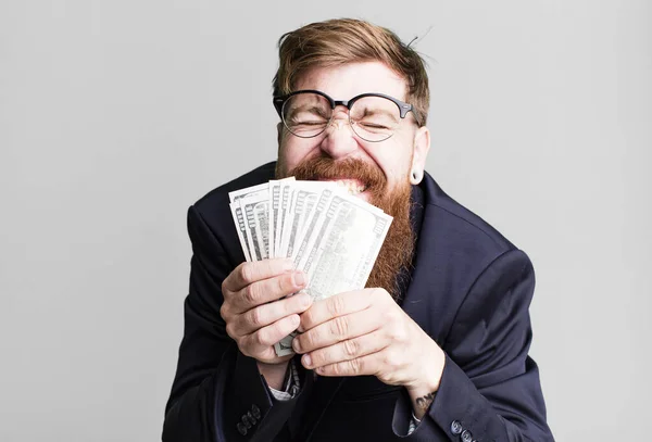 Genç Kızıl Saçlı Sakallı Havalı Adamı Dolar Banknotları Var — Stok fotoğraf
