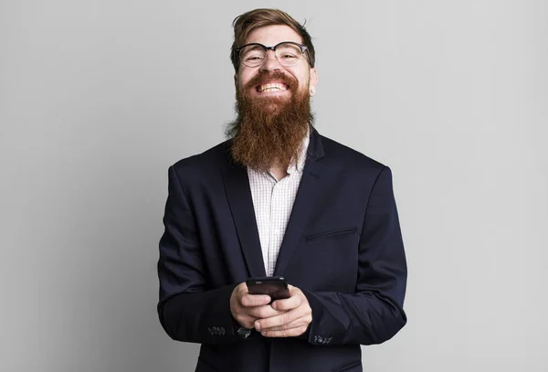 Jovem Adulto Cabelo Vermelho Barbudo Legal Empresário Usando Seu Smartphone — Fotografia de Stock