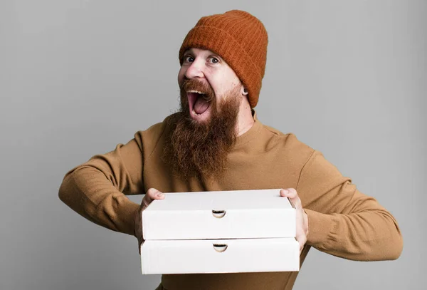 長い髭と赤い髪のクールな男とともにAtake Away Pizza — ストック写真