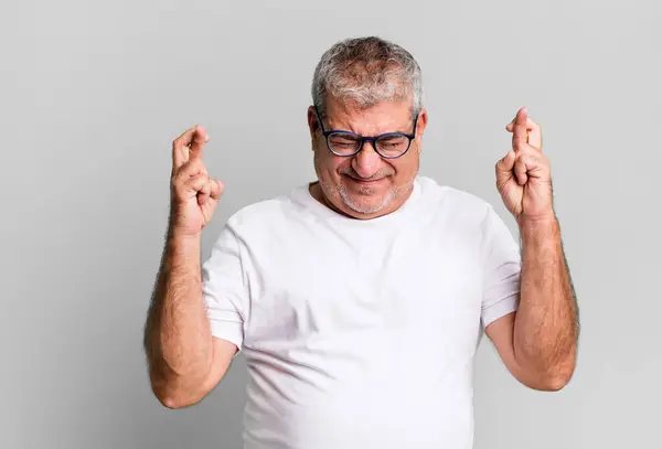 Homem Meia Idade Sênior Sorrindo Ansiosamente Cruzando Dois Dedos Sentindo — Fotografia de Stock