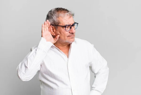 Homem Meia Idade Sênior Olhando Sério Curioso Ouvindo Tentando Ouvir — Fotografia de Stock