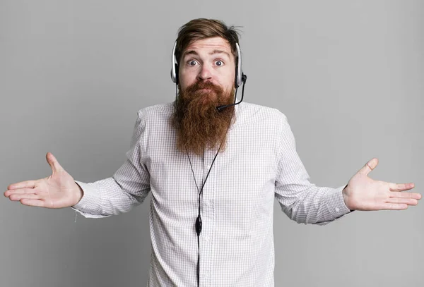 Barba Larga Hombre Sintiéndose Desconcertado Confundido Dudando Concepto Agente Telemarketer —  Fotos de Stock