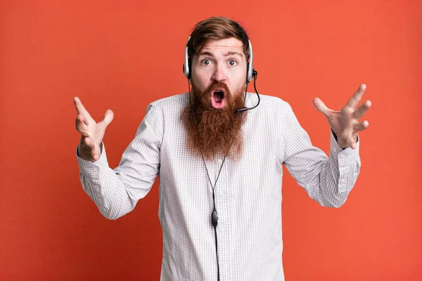 Homem Barba Longa Sentindo Extremamente Chocado Surpreso Conceito Agente Telemarketer — Fotografia de Stock