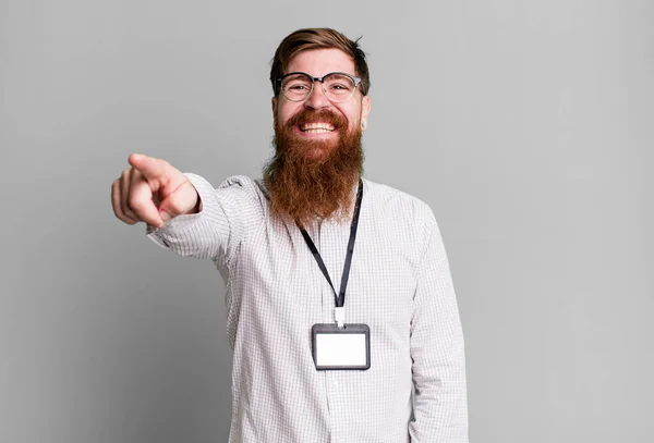 Barbe Longue Homme Pointant Vers Caméra Vous Choisissant Vip Badge — Photo