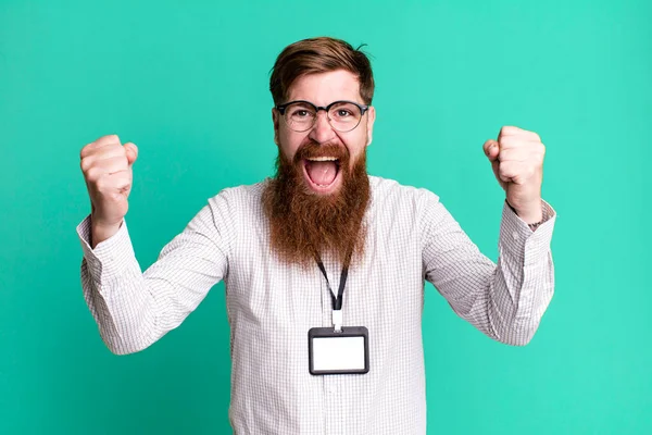 Uomo Barba Lunga Sensazione Scioccato Ridendo Celebrando Successo Vip Badge — Foto Stock