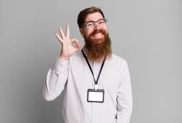 Длинный Бородатый Мужчина Чувствует Себя Счастливым Показывая Одобрение Нормальным Жестом — стоковое фото