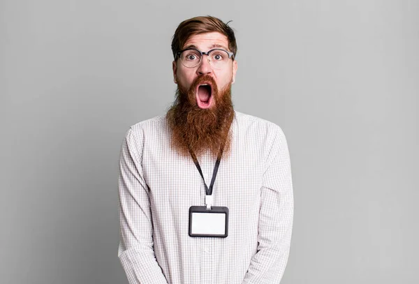 Homem Barba Longa Olhar Muito Chocado Surpreso Conceito Acreditação Crachá — Fotografia de Stock