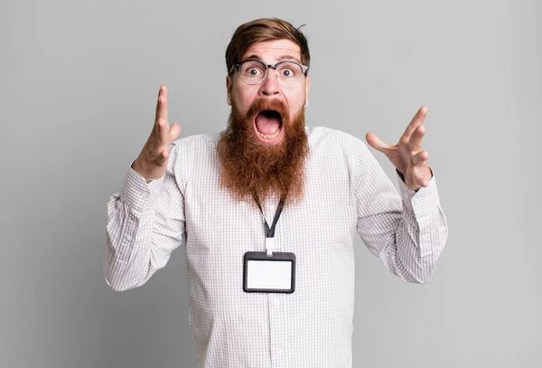 Homem Barba Longa Sentindo Extremamente Chocado Surpreso Conceito Acreditação Crachá — Fotografia de Stock