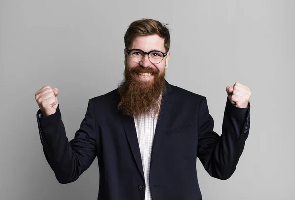Uomo Barba Lunga Sensazione Scioccato Ridendo Celebrando Successo Concetto Business — Foto Stock
